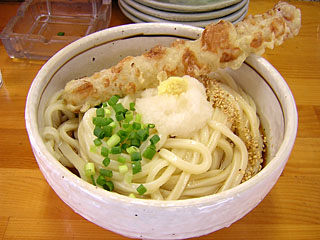 おろしぶっかけうどん380円+1.5玉100円+ちくわ天100円