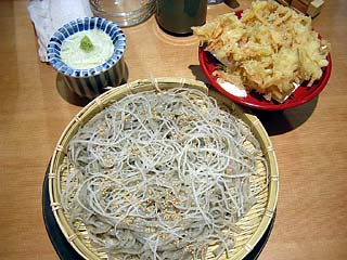 黒胡麻細うどん江戸葱かき揚げ天940円