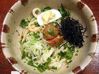 梅しぐれうどん735円