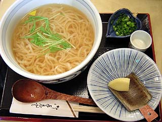 温かい京湯葉うどん880円