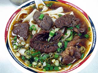 牛肉麺（小）90元＝約325円