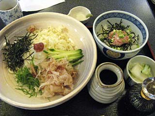 冷やし梅じそうどんセット（ねぎとろ丼）880円