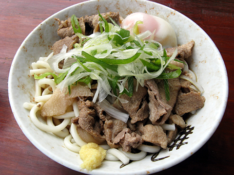 冷やし肉たまごうどん470円