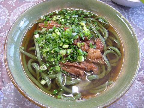 よもぎ肉うどん小550円