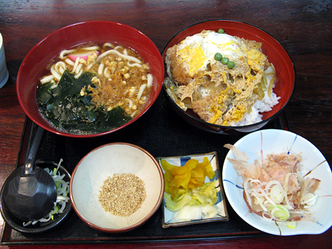 カツ丼とうどん930円