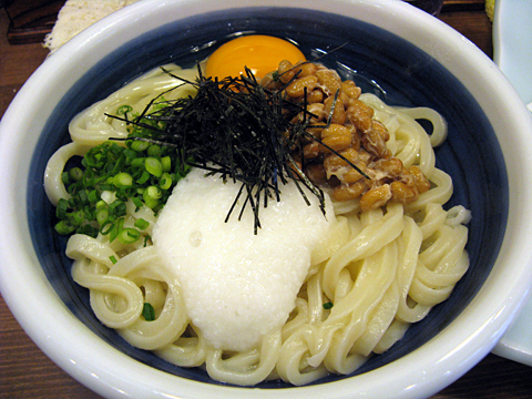 朝うどん（山芋とろろとなっとうしょうゆうどん温）並450円+生玉子50円