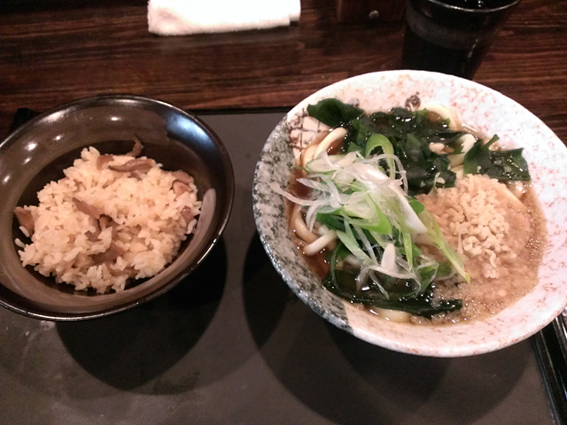 たぬきうどん+炊き込みご飯400円