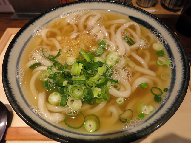 煮干し出汁かけうどん590円