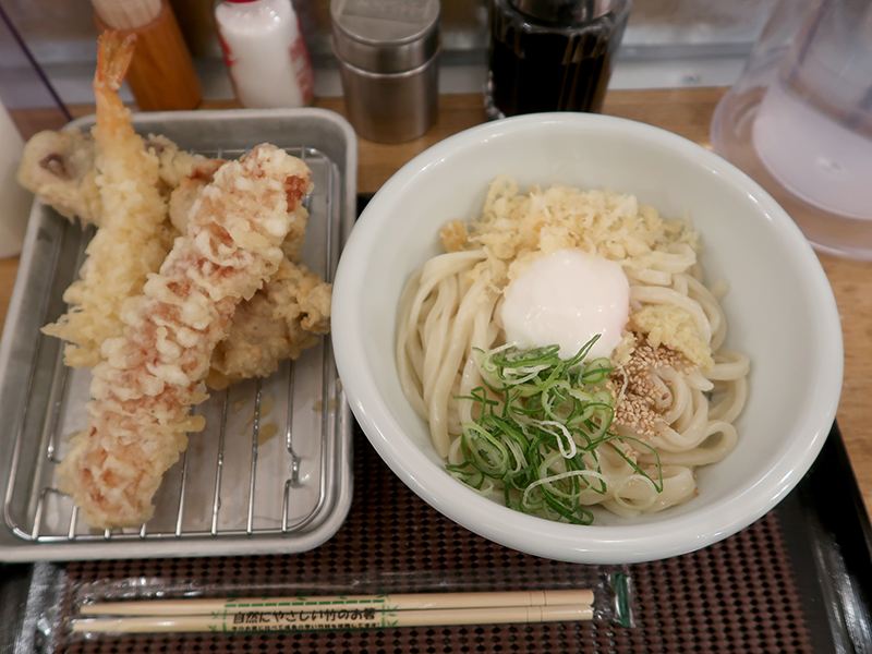 きまぐれS.F.うどん温630円(ワラサ天&エビ天温玉しょうゆうどん)+観音寺ちくわ天200円+とり天サービス