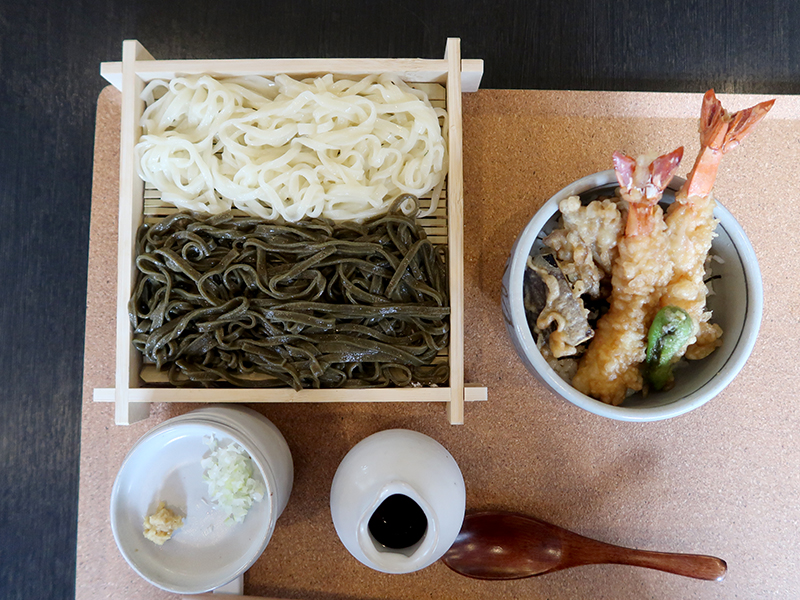 二色うどん1000円+小どんぶり500円