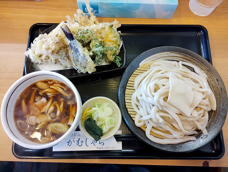 肉汁うどん700円+天ぷら盛り合わせ300円