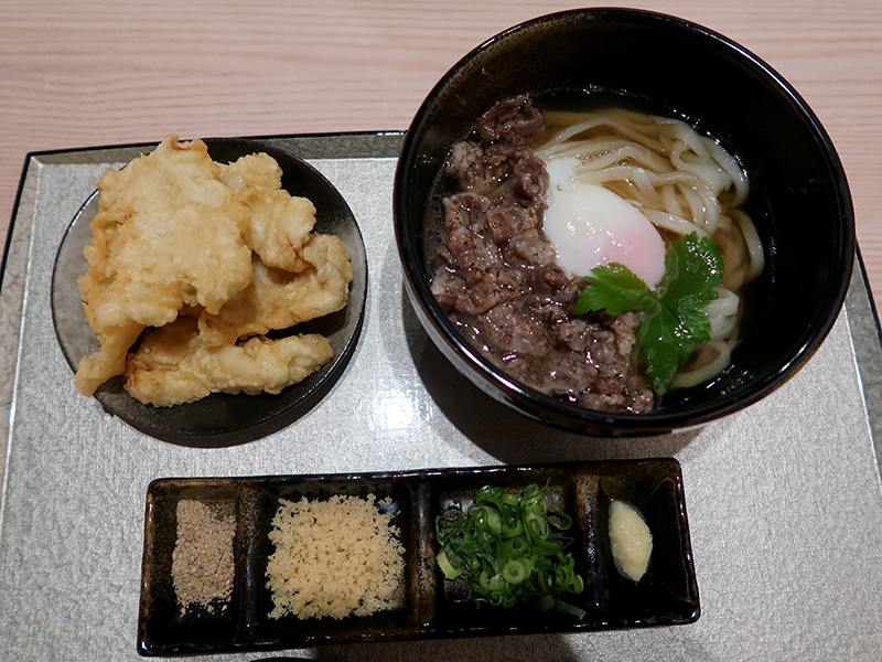 炙りオリーブ牛の温玉肉うどん1800円+鶏天600円